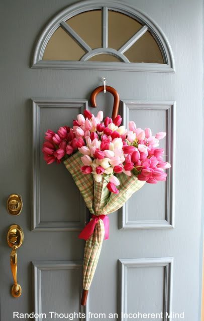 Bó hoa treo cửa hình chiếc dù xinh xắn